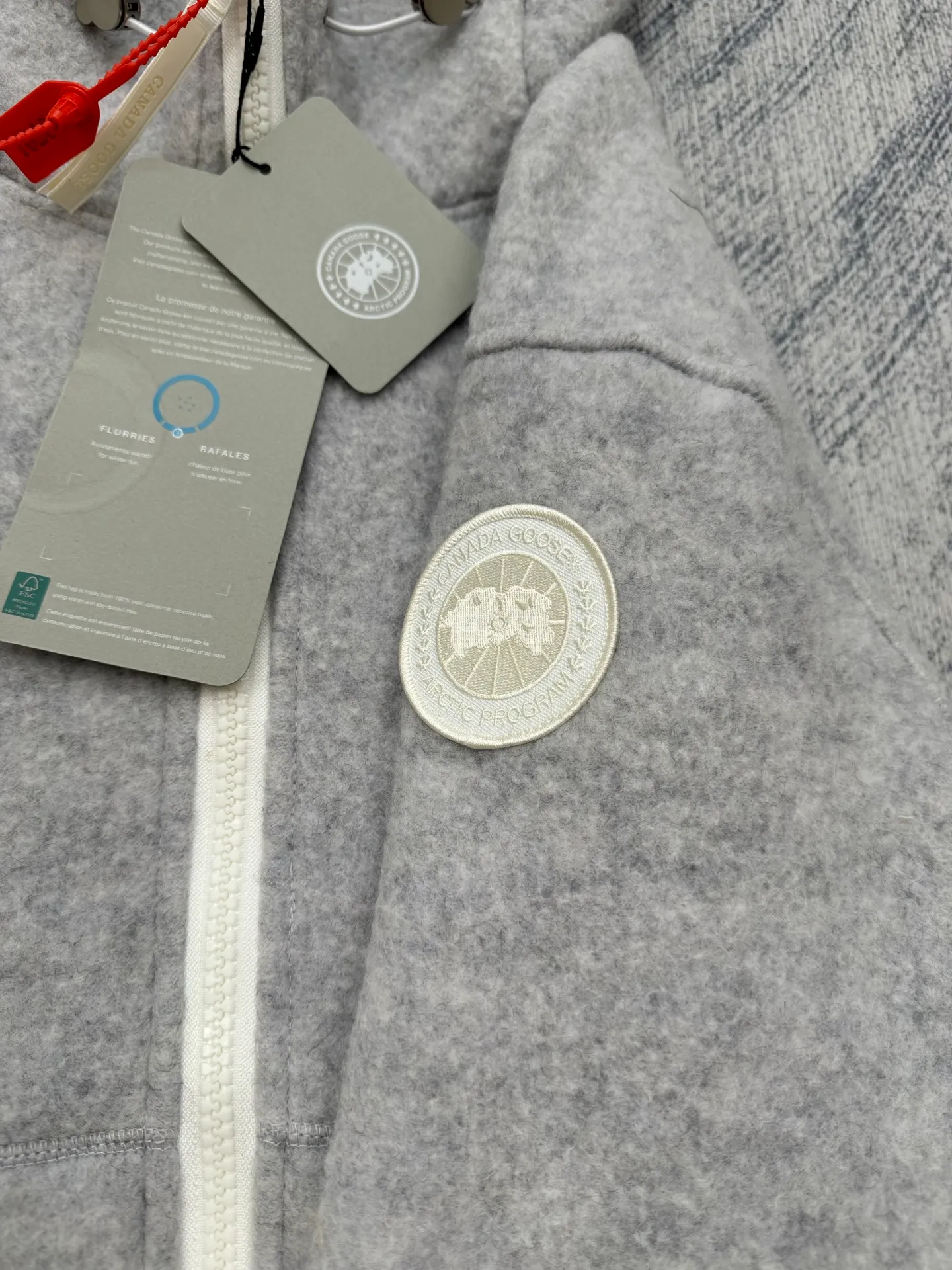 P810 Canada Goos Fleece Badge Hooded Jacket SIZE S/M/L/XL The fabric is made of wool as the main body, with a very small amount of spandex and polyester fiber blended into the wool fleece fabric. The sleeves and hem are closed with 2×2 ribbing. Its strong elasticity can closely fit wrists and waists of different thicknesses, forming an effective 'seal' to prevent cold wind from blowing back. It can still maintain its original shape after repeated stretching and use, and is not easy to loose and deform. And the ribbed cuffs can convey a sense of design and enhance the visual beauty.